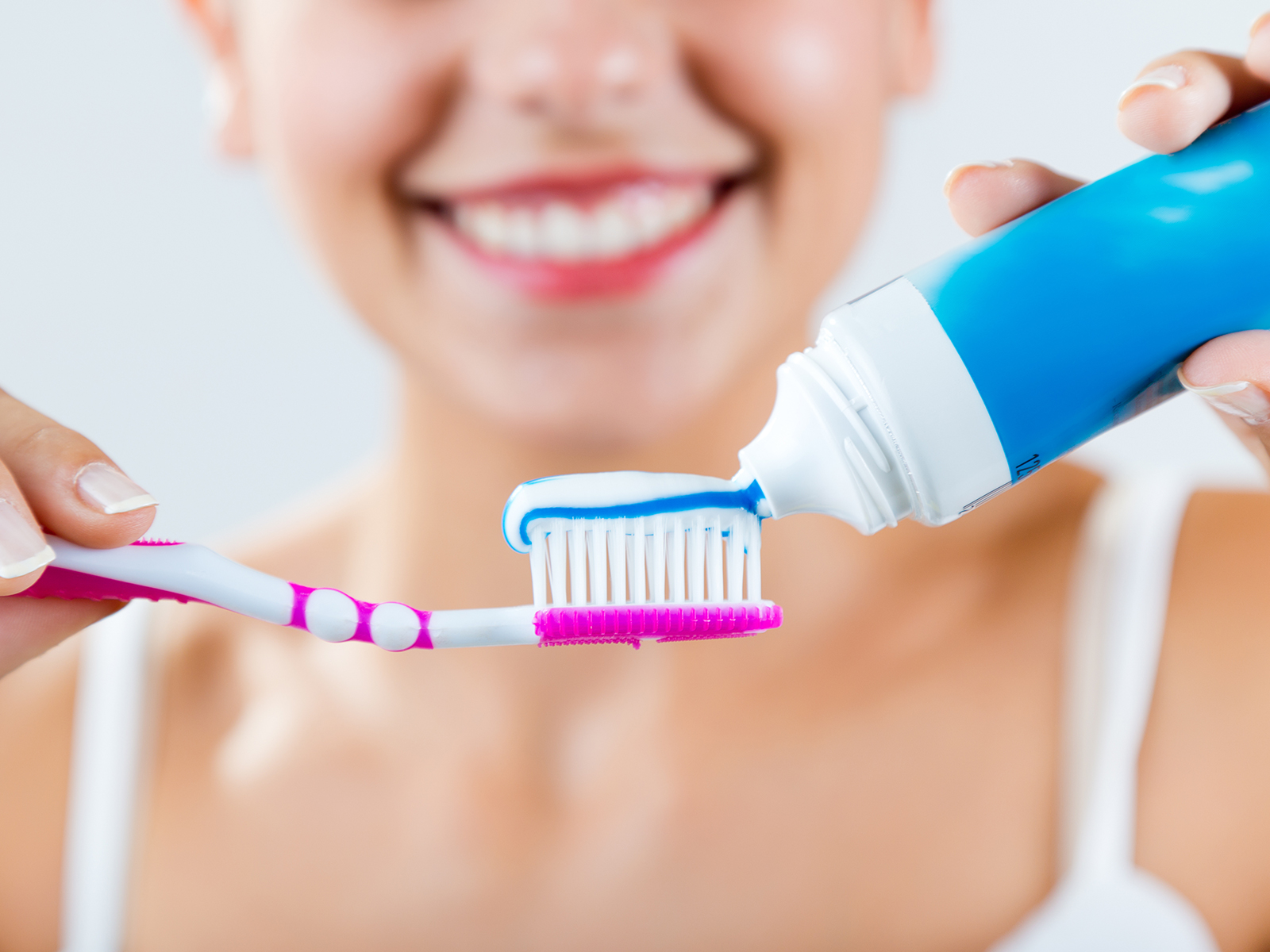 Es importante lavarse los dientes un mínimo de dos veces al día para evitar problemas como la gingivitis. 